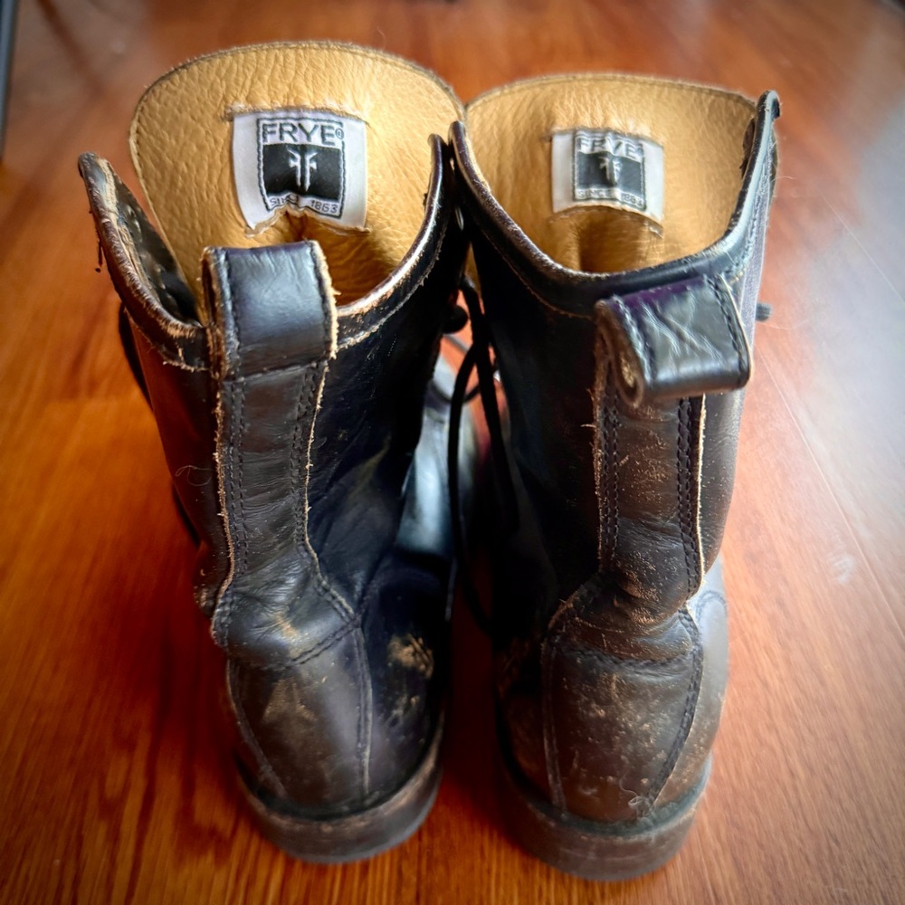 Frye Veronica Combat Boots, black leather, size 7B. Authentic distressed finish - Picture 3 of 5